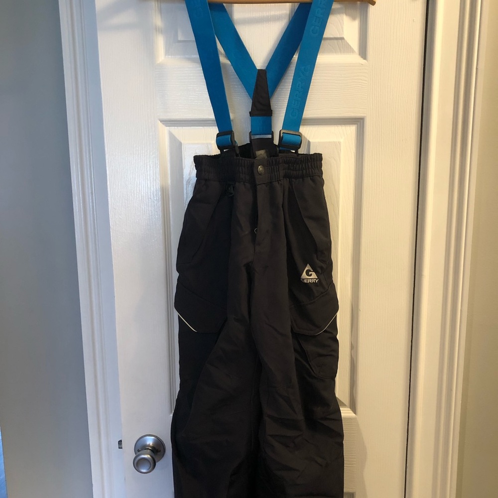 Snowbib with elastic suspenders for easy adjustment